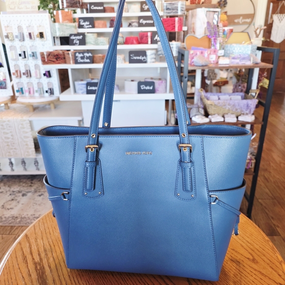 New Michael Kors Large Voyager Vibrant Blue Tote - Picture 1 of 10